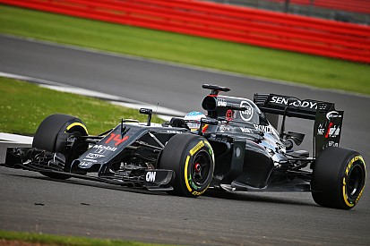 Alonso termina al frente en el primer día de tests en Silverstone