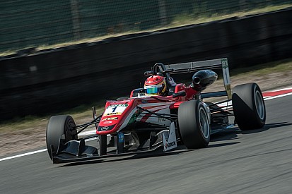 Stroll domina la primera carrera y es más líder