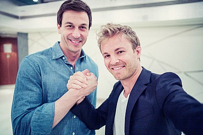Wolff: "Altijd het plan geweest om langer door te gaan met Rosberg"