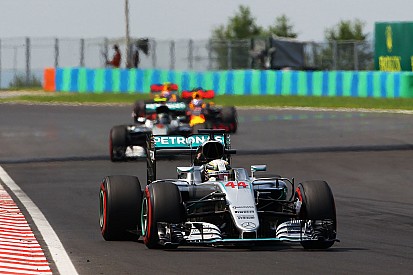Wolff asegura que Hamilton no frenó a Rosberg para que llegara Ricciardo