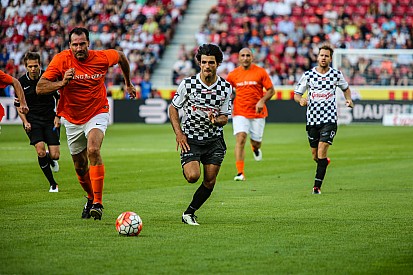 Bildergalerie: Rennfahrer und Stars beim Benefizkick für Schumi