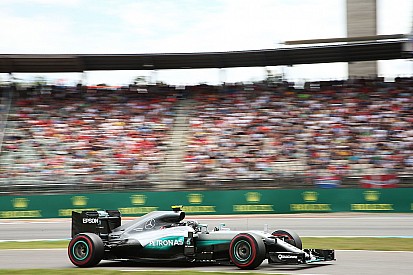Rosberg nipt sneller dan Hamilton en Ricciardo in VT3, Verstappen zesde