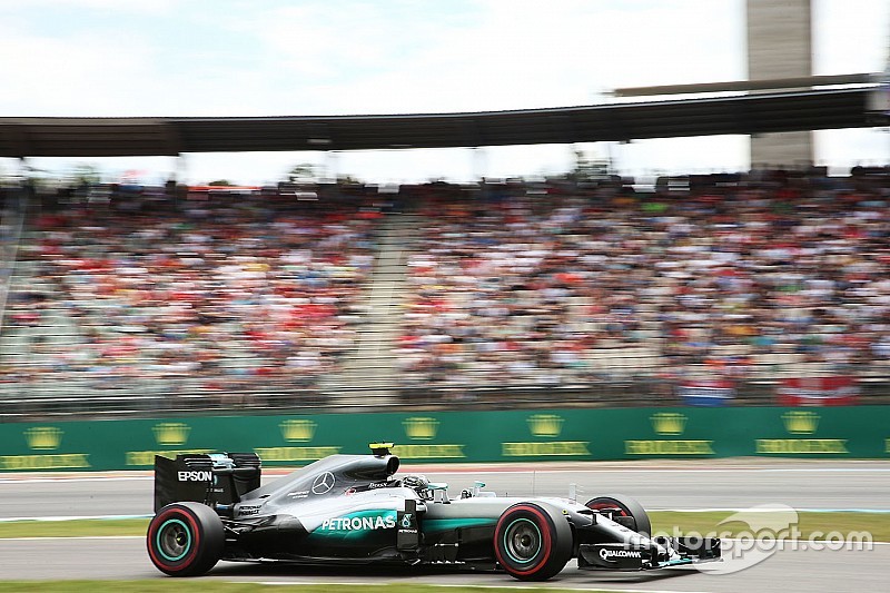 Rosberg nipt sneller dan Hamilton en Ricciardo in VT3, Verstappen zesde