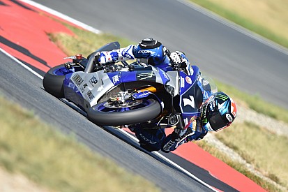 Bradley Smith se abre una pierna
