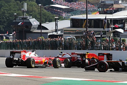 Verstappen bijt van zich af: "Vettel en Raikkonen moeten zich schamen"
