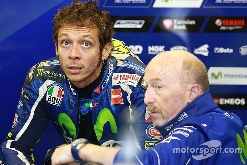 Rossi na P2 in natte kwalificatie: