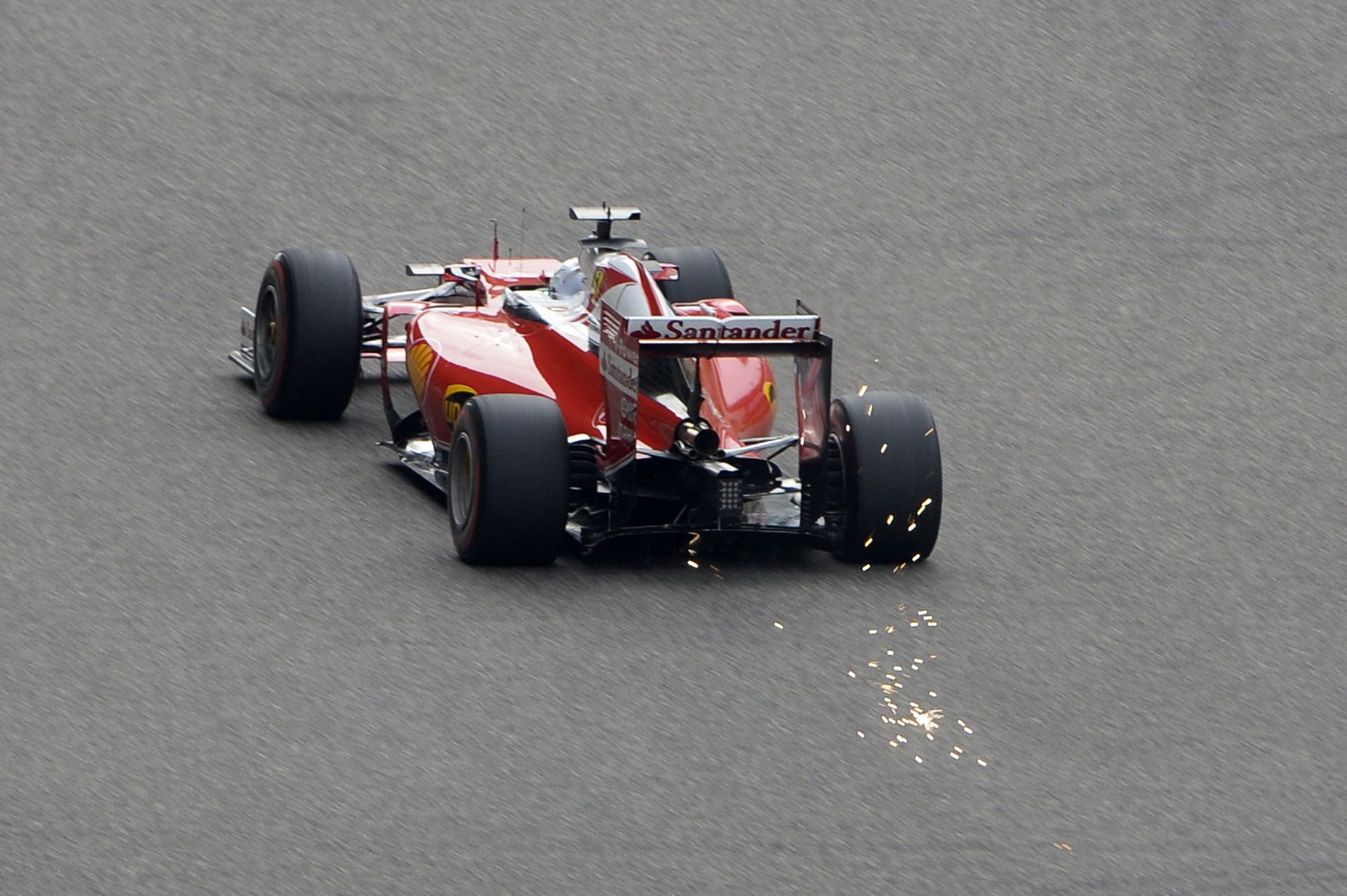 Pérez kameranézetéből a drámai jelenet, ahogy Vettel nekimegy Raikkönennek