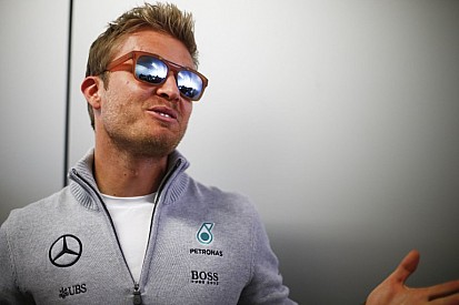 Rosberg és az orosz rajtrács lányok: nem rossz társaság