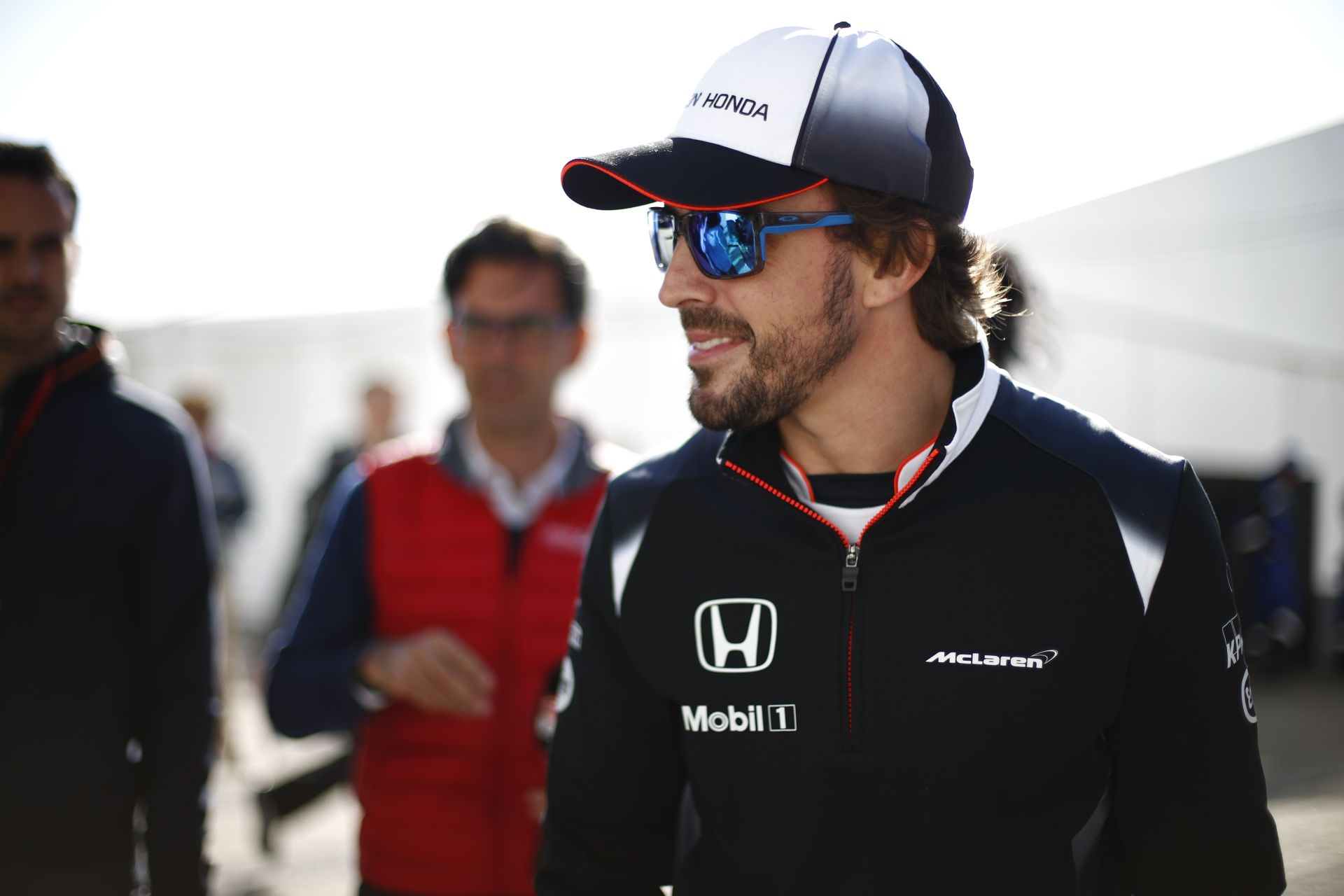 Alonso a sötétben teszteli reakcióidejét - nagyon menőőőő!