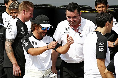 Alonso boldogan körbevideózta a saját múzeumát!