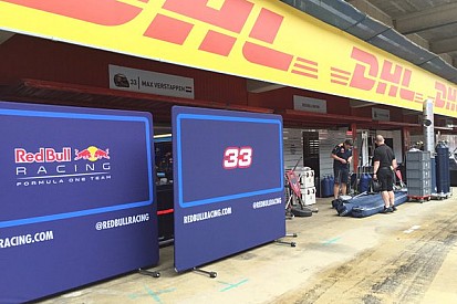 Verstappen neve már ott virít a Red Bull garázsa fölött