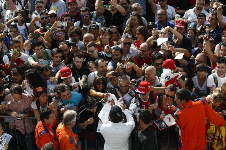 Alonso rajongós szelfit készített Spanyolországban - voltak egy páran!