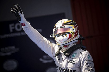 Képeken Hamilton öröme 52. pole pozíciója megszerzését követően!