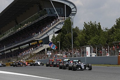 Menő F1-es parkoló a barcelonai paddockban!