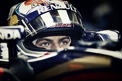 Verstappen nem s*arozik: a vízen is repül!