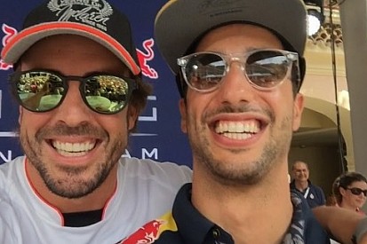 Alonso megint elvitte a show-t: beköszönt a Red Bullnál