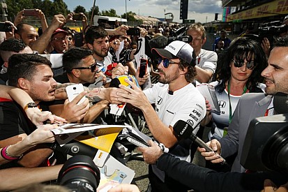 Alonso és Button szelfi Monacóban a rajongókkal!