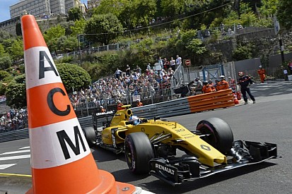 Piszok szerencsés volt Palmer az FP3-on: kis koccal megúszta a dolgot