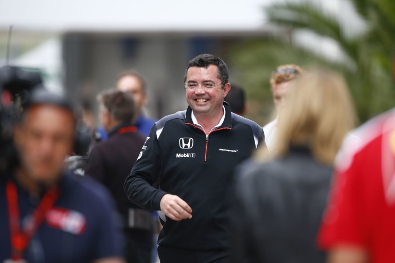 A McLaren csapatfőnöke keményen tolja Monacóban - motorra pattant!