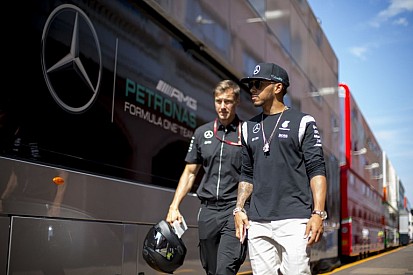 Hamilton ilyen cuccban élvezi a hullámokat!