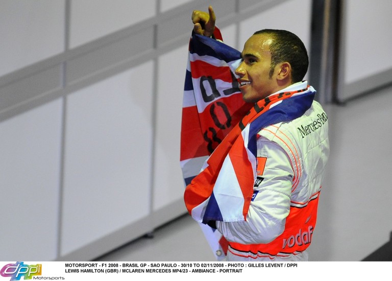 Vicces: A kicsi és a nagy Hamilton is ugyanúgy lengeti a brit zászlót!