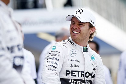 Rosberg elkészítette a tökéletes szelfivideót: elektromos F1-es gumicsere a háttérben! Király!