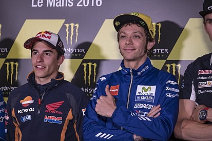 MotoGP: A pillanat, amire vártunk - Rossi és Marquez kezet fog a nyilvánosság előtt Barcelonában!