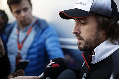 Alonso, mit csinálsz? Menj le a sínről!