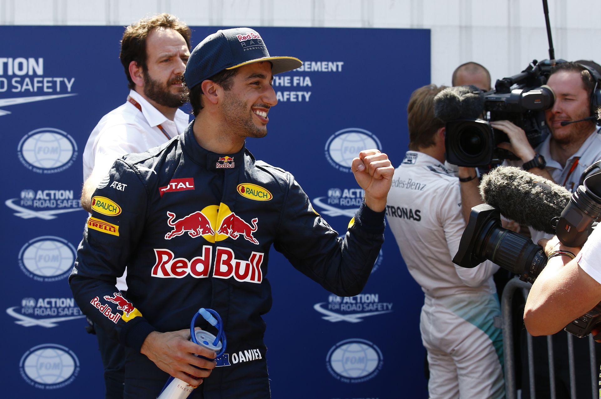 Ricciardo hamiltoni helyeken - az ausztrál a híd tetején pózolt!