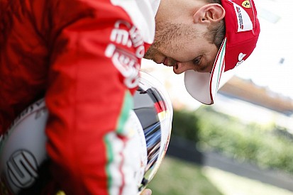 Vettel boldogan tekert az esőben: még a Red Bull is befotózta