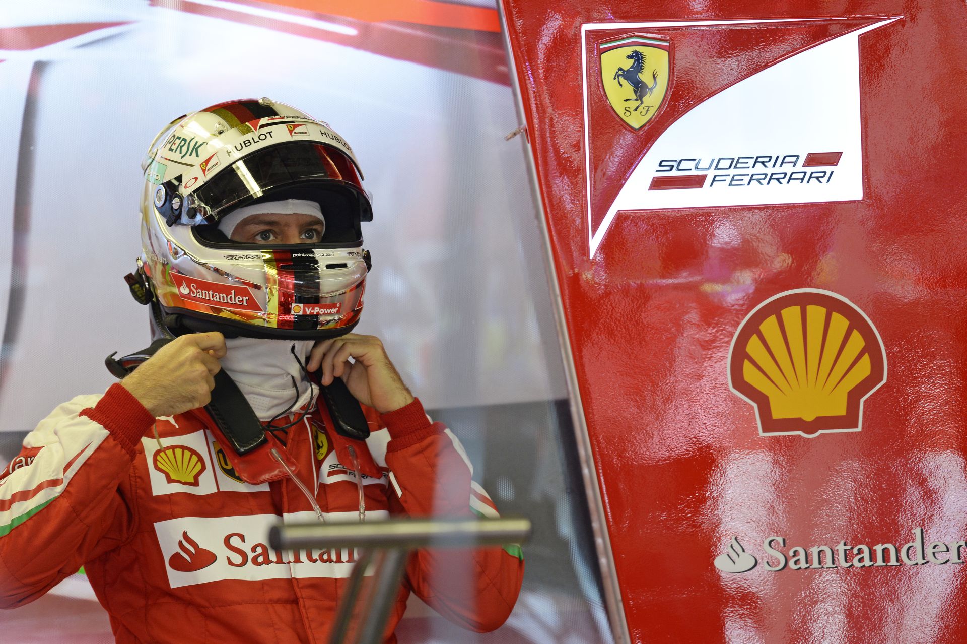 Vettel botrányosan bámulta Hamilton autóját - rá kellett szólni!