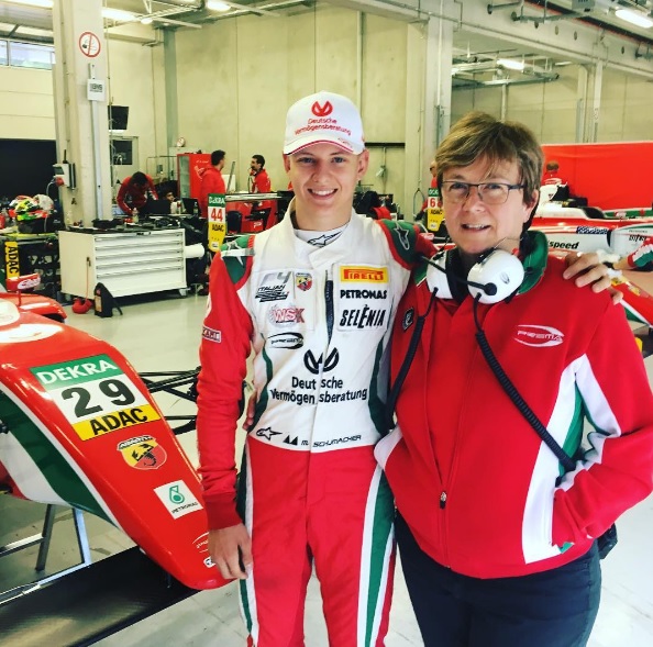 Mick Schumacher elképesztően kezd hasonlítani az apjára