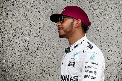 Hamilton összefutott egy lengén öltözött szurkolóval a hideg Kanadában - értetlenség