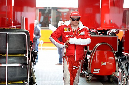 Kimi mindent aláír, még az audis sapkát is