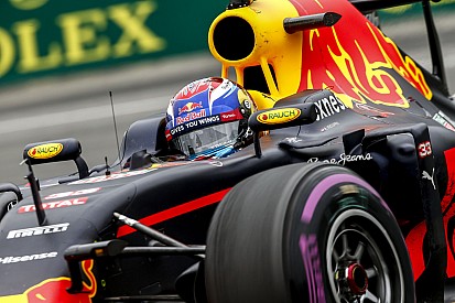 Verstappen már rója a köröket Baku utcáin!