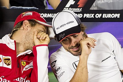 Vettel beoltotta Alonsót: Mintha a spanyol buszozna Bakuban...