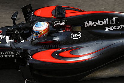 Alonso is szépen betette a McLarent a szűk 8-asba Bakuban