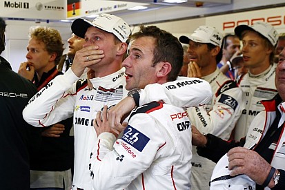 Szép pillanatok Le Mans-ból: a Porsche gratulált a második Toyotának