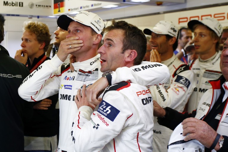 Szép pillanatok Le Mans-ból: a Porsche gratulált a második Toyotának