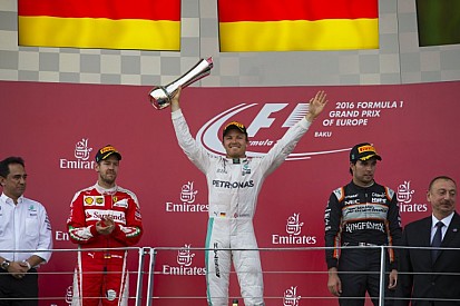 Sonkatál és szendvicsek - meg a győztesnek járó serleg Rosberg asztalán