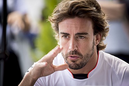 Alonso már az új szponzor ruháiban feszít!
