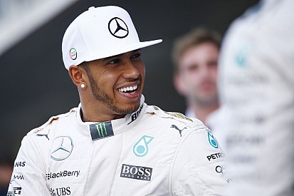 Hamilton videóra vette, ahogy valaki kilógó fenékkel biciklizik: szakadt a nevetéstől