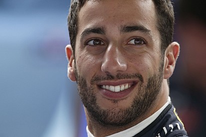 Durva, hogy Ricciardo mennyire nem tud énekelni - akkor miért próbálkozik?!
