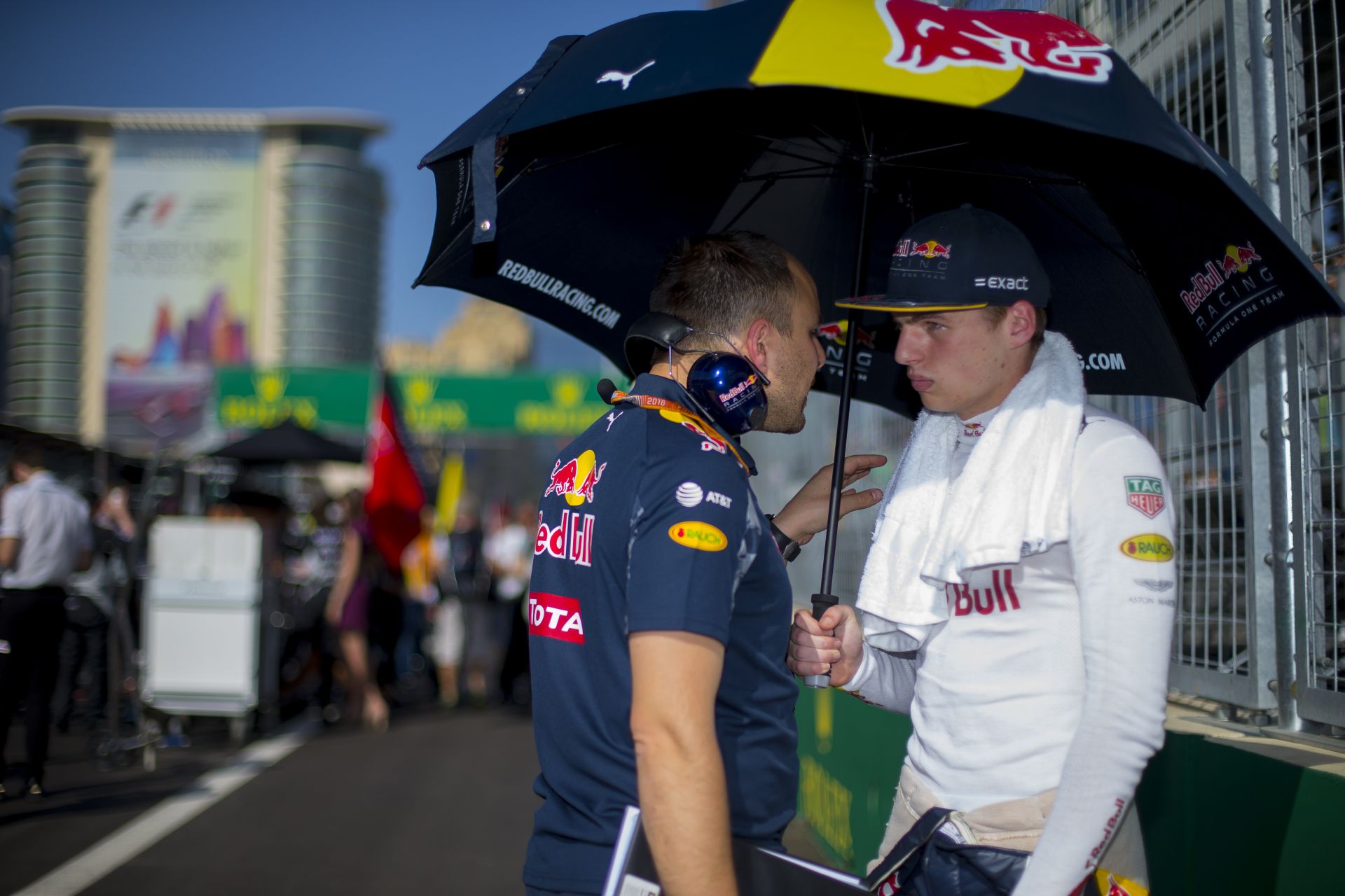 Max Verstappen egy este alatt a világ összes red bullos cuccát aláírja!