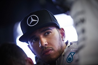 Hamilton fura arckifejezéssel köszönt be - hétfő van...