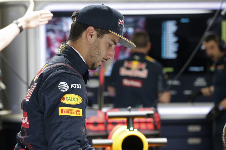 Verstappen és Ricciardo gyönyörű osztrák lányok közé csöppent