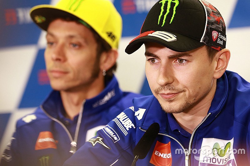 Battibecco fra Lorenzo e Valentino: il sorpasso era troppo duro?