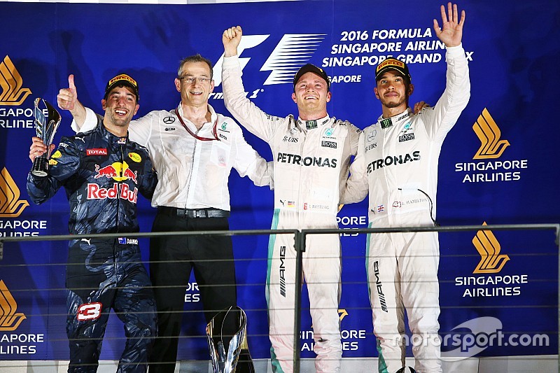 Un magistral Rosberg vence en Singapur y recupera el liderazgo