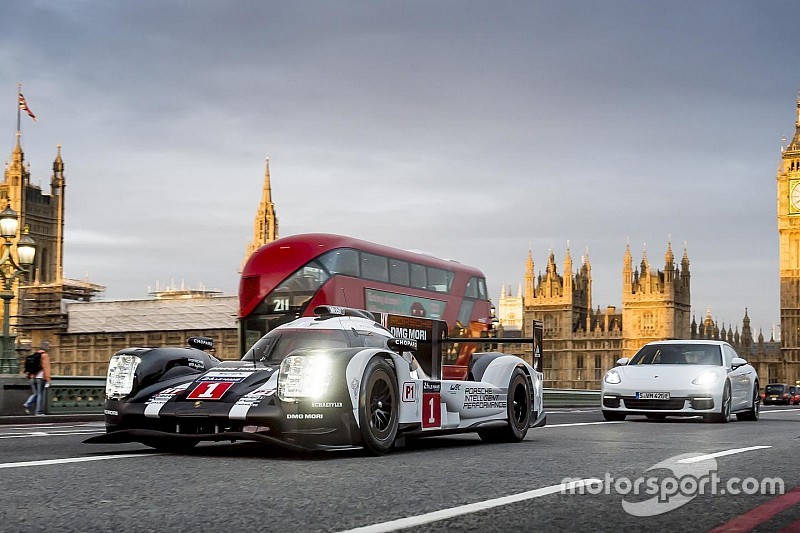 Фотогалерея: Марк Веббер на Porsche 919 в місті Лондон