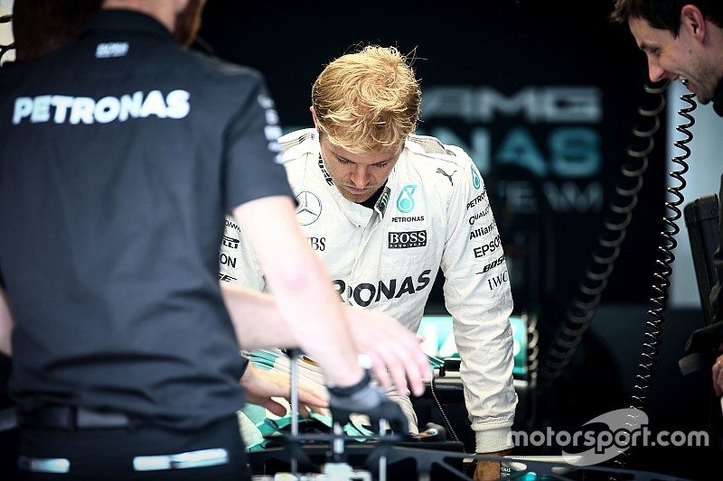Sepang, Libere 1: Rosberg al top dopo le fiamme al box Renault